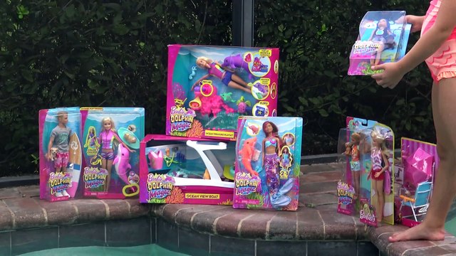 Barbie e o Golfinho Mágico - Brincando na Piscina com a Boneca Barbie e seus Acessórios