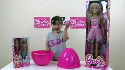 Boneca Barbie grande e ovo surpresa de Brinquedos Barbie