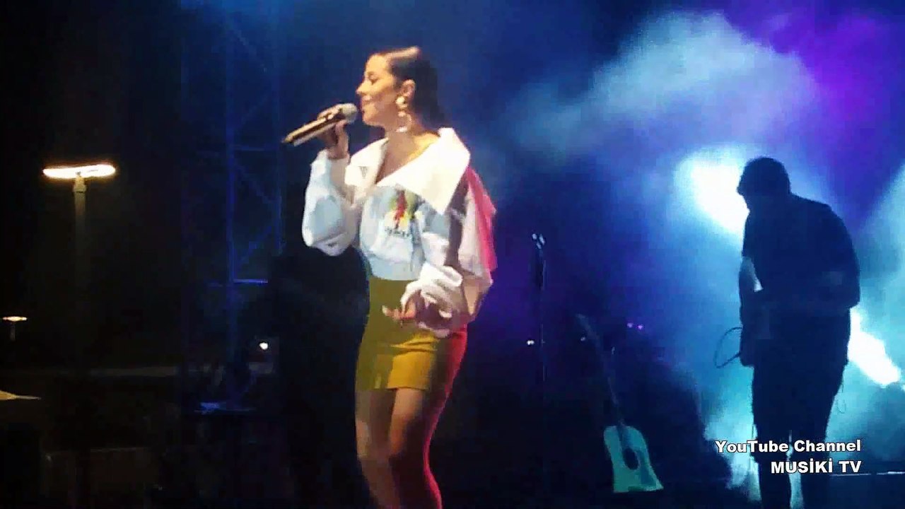 DERYA ULUĞ - Zalım (Aşık Mahzuni Şerif cover) (Konser/Canlı) @Sahilpark Antalya - HD