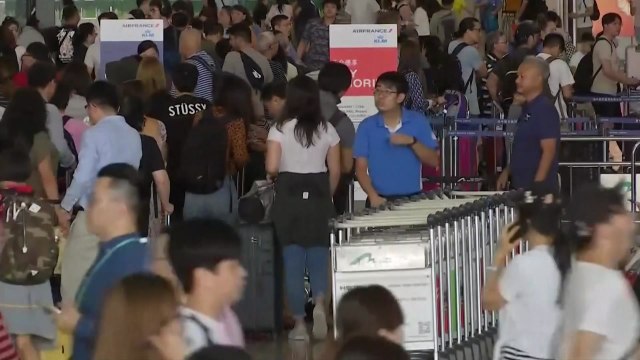 홍콩 '공항 점거' 시위대 다수 해산...항공편 운항 재개 / YTN