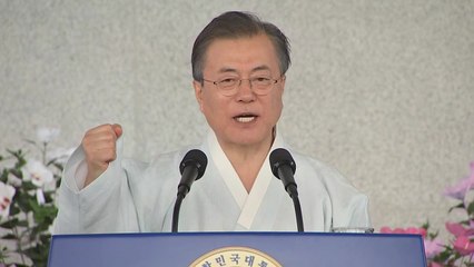 하늘색 두루마기 입은 문재인 대통령, "할 수 있다" 주먹 불끈 / YTN