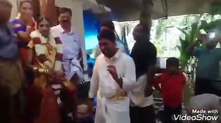 திருமண வீட்டை சுற்றி வெள்ளம்.. மணமகள் கால் தரையில் படாமல்.. தூக்கி கொண்ட மணமகன்-வீடியோ