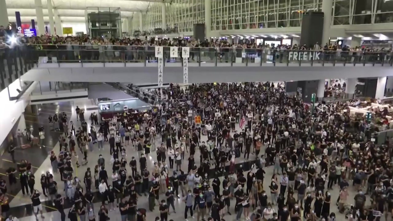 홍콩 공항 '불안한' 운항 재개...오후 시위 또 변수 / YTN