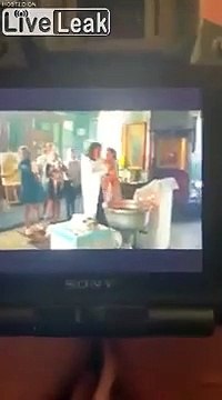 Les images effrayantes d'un baptême qui tourne mal avec le religieux qui veut immerger de force un bébé qui se débat - VIDEO