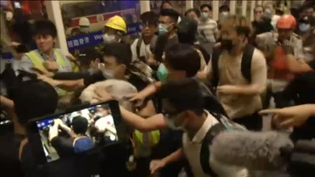 Nuevos disturbios en el aeropuerto internacional de Hong Kong