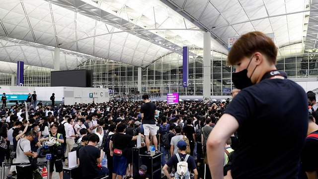 Protesta a Hong Kong: dopo gli scontri, l'aeroporto torna alla normalità
