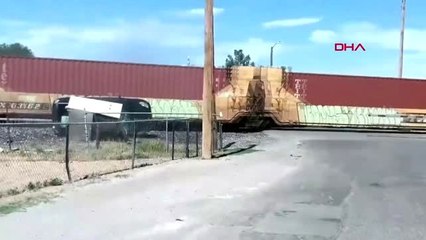 DHA DIŞ- Tren, hemzemin geçitteki TIR'a böyle çarptı