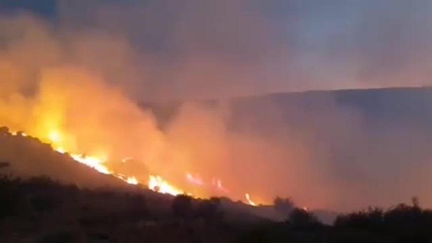 El viento complica la extinción de un incendio en Navalacruz