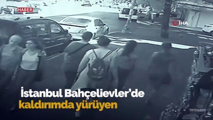Bahçelievler'de ağaç kaldırımda yürüyen yayaların üzerine devrildi
