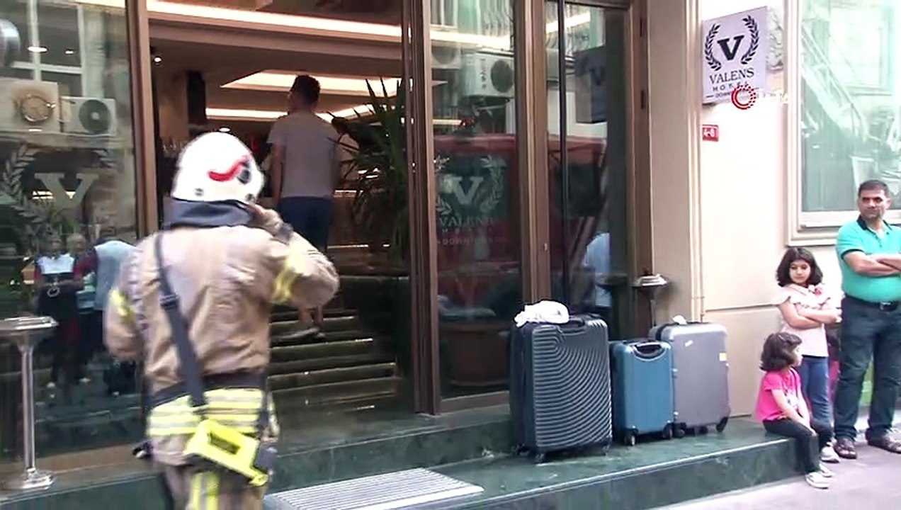 Fatih’te otelde çıkan yangın paniğe yol açtı