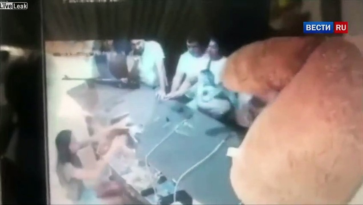 Ce fou s'énerve dans un stand de tir et renverse les armes !