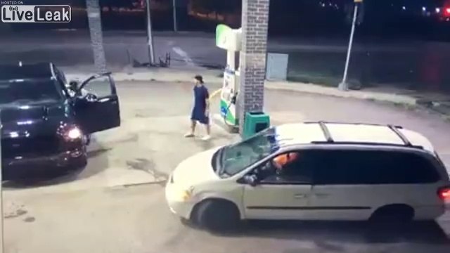 Ce policier en civil se fait braquer sa voiture à la station service !