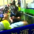 Hong Kong: Regardez les images de manifestants qui attaquent à plusieurs reprises un policier dans l’aéroport de la ville - VIDEO