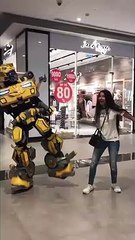 Déguisé en transformer il tombe et perd ses pièces après un check avec cette femme !