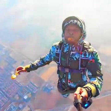 Il mange du poulet en sautant en chute libre et parachute !