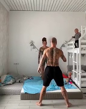 Ce bébé saute de son lit en hauteur sans que ses parents le voient !