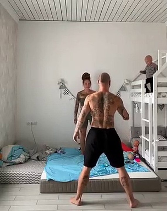 Ce bébé saute de son lit en hauteur sans que ses parents le voient !