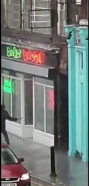 Danse sous la pluie en pleine journée, il à l'air bien heureux !