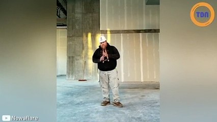 Un ferronnier joue de la flûte  magnifiquement bien !