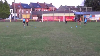 Mathieu Urbain (Wasmes) essaie d'atteindre la transversale du milieu de terrain