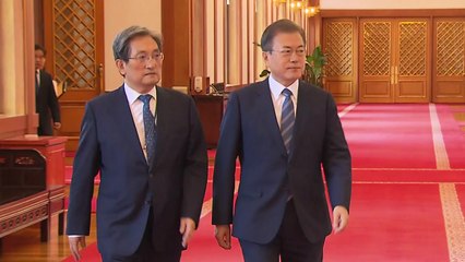 문 대통령, 저출산 해결 위한 협업 당부 / YTN