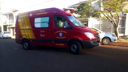 Ao acessar garagem de casa, condutor de carro bate contra motociclista