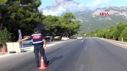 ANTALYA Kemer'den dönüşe geçen yerli tatilcilere çay ve lokumlu mola