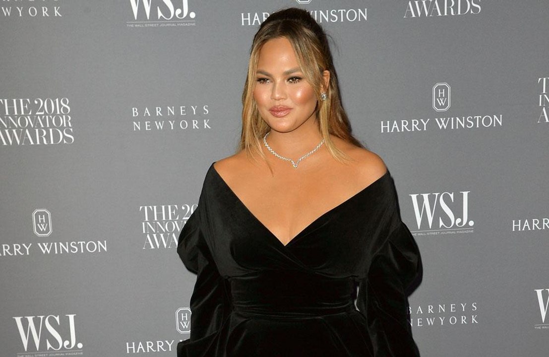 Chrissy Teigen spritzt sich Botox in die Achselhöhle