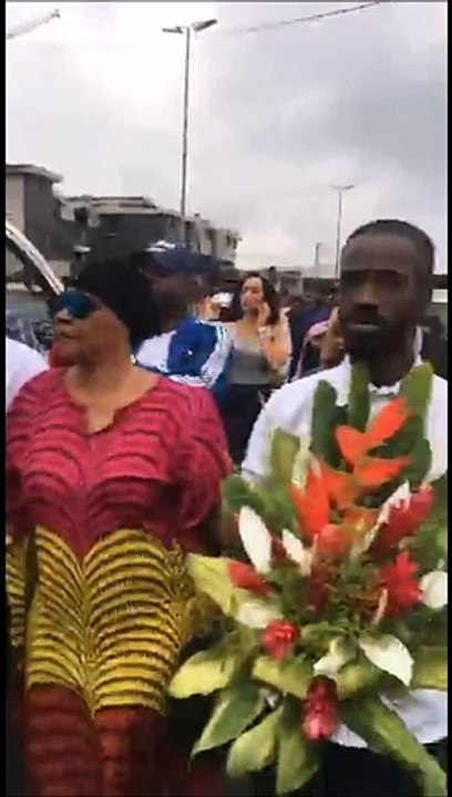 DÉCÈS DE DJ ARAFAT :DÉPÔT D'UNE GERBE DE FLEUR SUR LES LIEUX DE L'ACCIDENT PAR SA MÈRE TINA GLAMOUR QUI EST INCONSOLABLE EN PRÉSENCE DE SES AMIS ET CONNAISSANCES.