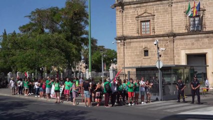 Docentes interinos se concentran ante el Parlamento de Andalucía