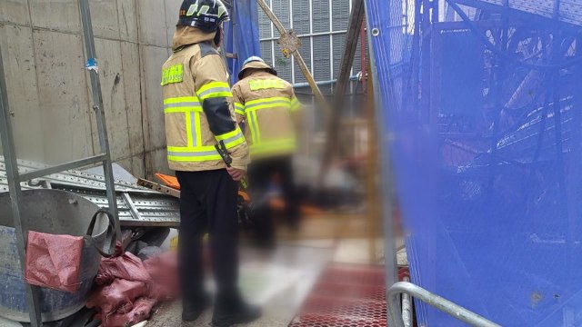 속초 공사장서 승강기 추락...3명 사망·3명 부상 / YTN