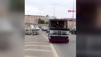 DHA DIŞ- Hayalindeki cipi kartonla yapıp trafiğe çıktı