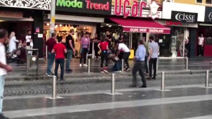 Download Video: DÜZCE Sokak ortasında tekme toka birbirlerine girdiler