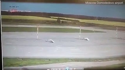 Un avion survole une piste et frappe des unités d'éclairage