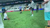 Salah jugando con un niño sin piernas durante un acto
