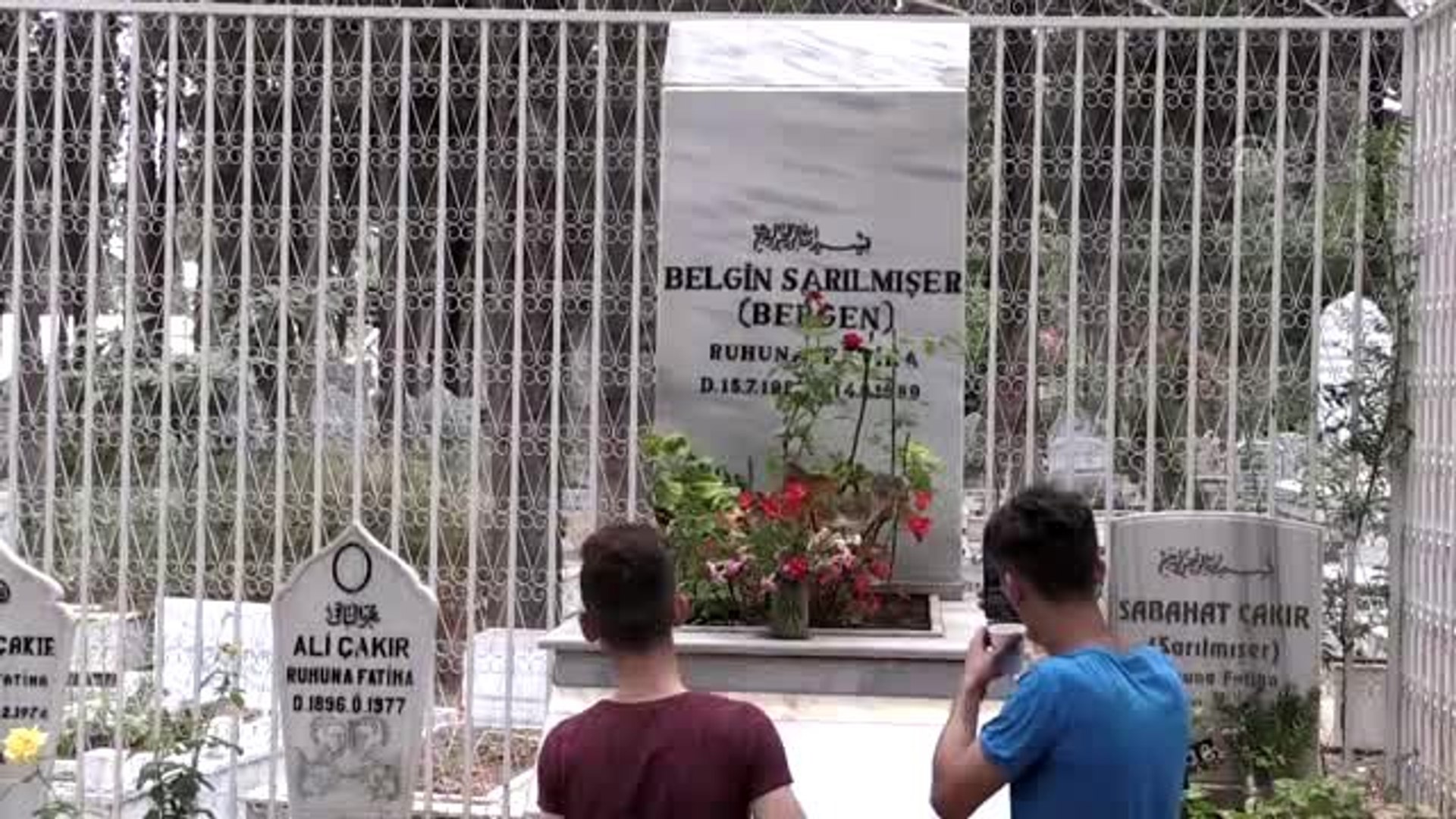 Şarkıcı Bergen mezarı başında anıldı -MERSİN - Dailymotion Video