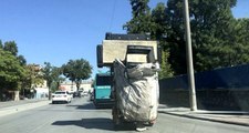 Konya'da bir kağıt toplayıcısı, çuvalın üzerinde koltuk takımı taşıdı