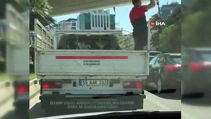 Kamyonet arkasında tehlikeli yolculuk