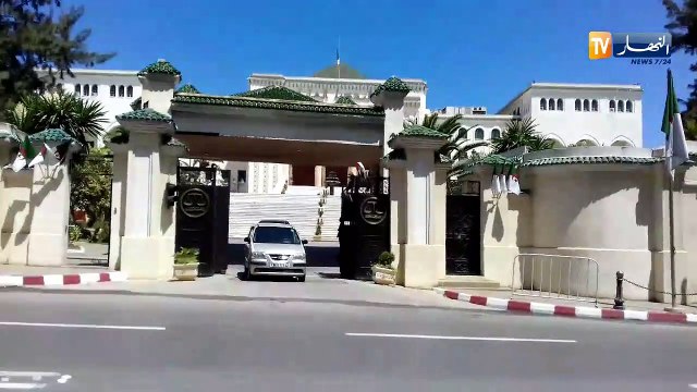 شاهد.. لحظة خروج وزير الصحة السابق عبد المالك بوضياف من المحكمة العليا