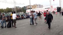 Taksim'de karaborsa maç bileti satmaya çalışan şahıs gözaltına alındı