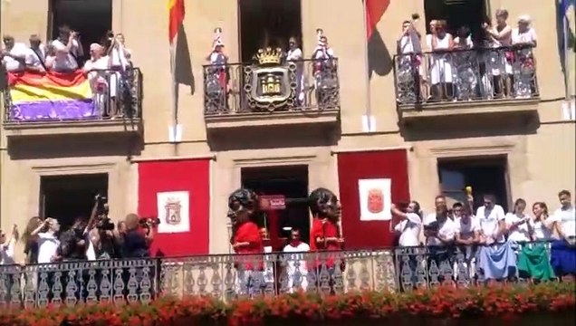 La Comparsa de Gigantes y Cabezudos de Tafalla lanza el Chupinazo de estas fiestas
