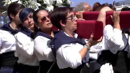 La Virgen de Begoña llega a Bilbao navegando por la ría desde Santurce