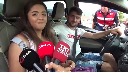 Sürücüden uygulama yapan jandarma ekiplerine jest