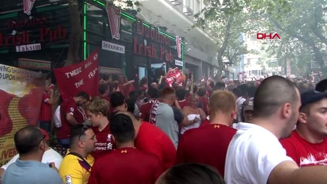 TAKSİM'DE YÜZLERCE LİVERPOOL TARAFTARI MAÇ SAATİNİ BEKLİYOR
