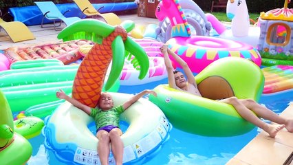 Cache-cache dans la Piscine avec des Gonflables !