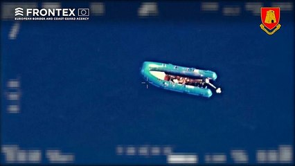 شاهد: القوات المالطية تنتشل جثة مهاجر وتنقذ آخر كان بالكاد على قيد الحياة