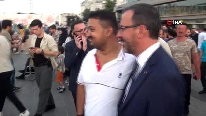 Bakan Kasapoğlu, maç öncesi Taksim'de taraftarlar ile bir araya geldi