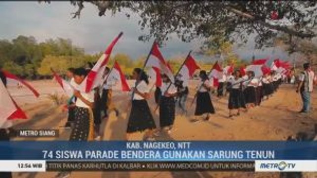 Puluhan Siswa Parade Bendera Kenakan Sarung Tenun