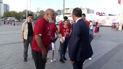 GENÇLİK VE SPOR BAKANI KASAPOĞLU TAKSİM MEYDANI'NDA TARAFTARLARLA BULUŞTU