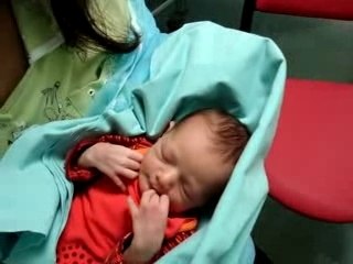 Alicia dans les bras de sa maman